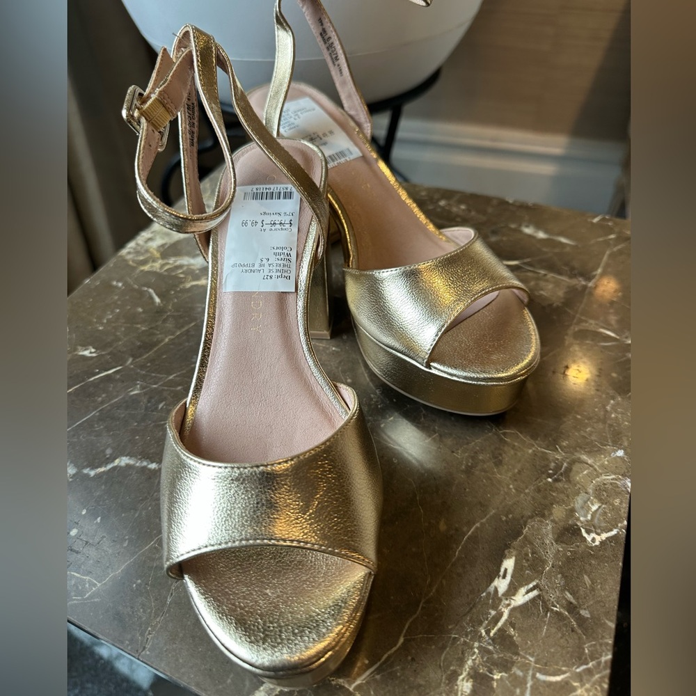 Chinese laundry gold platform shoes size 61/2 never worn